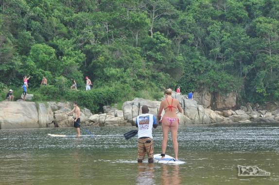 A Ana recebe as últimas instruções para fazer standup paddle na na Guarda do Embaú, litoral sul de Santa Catarina